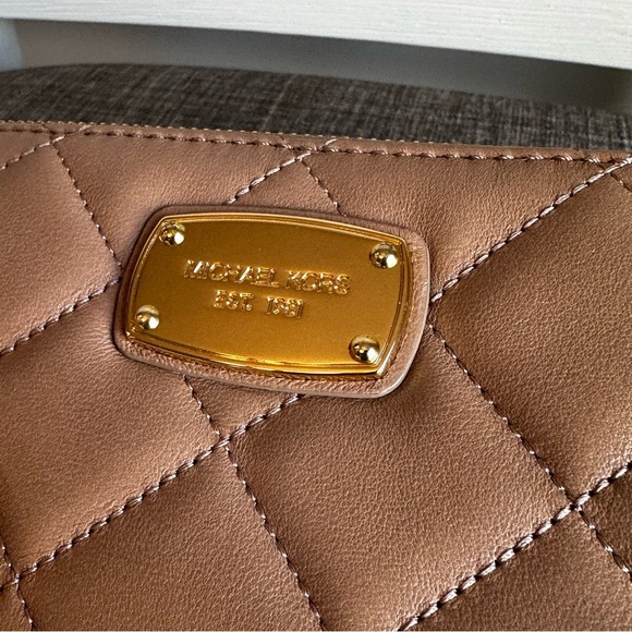 Michael Kors EUC Quilted soft leather full zip wallet tan beige nude - Picture 6 of 17